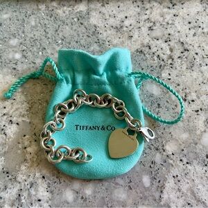 Tiffany & Co. – Engravable Heart Charm Bracelet 7″